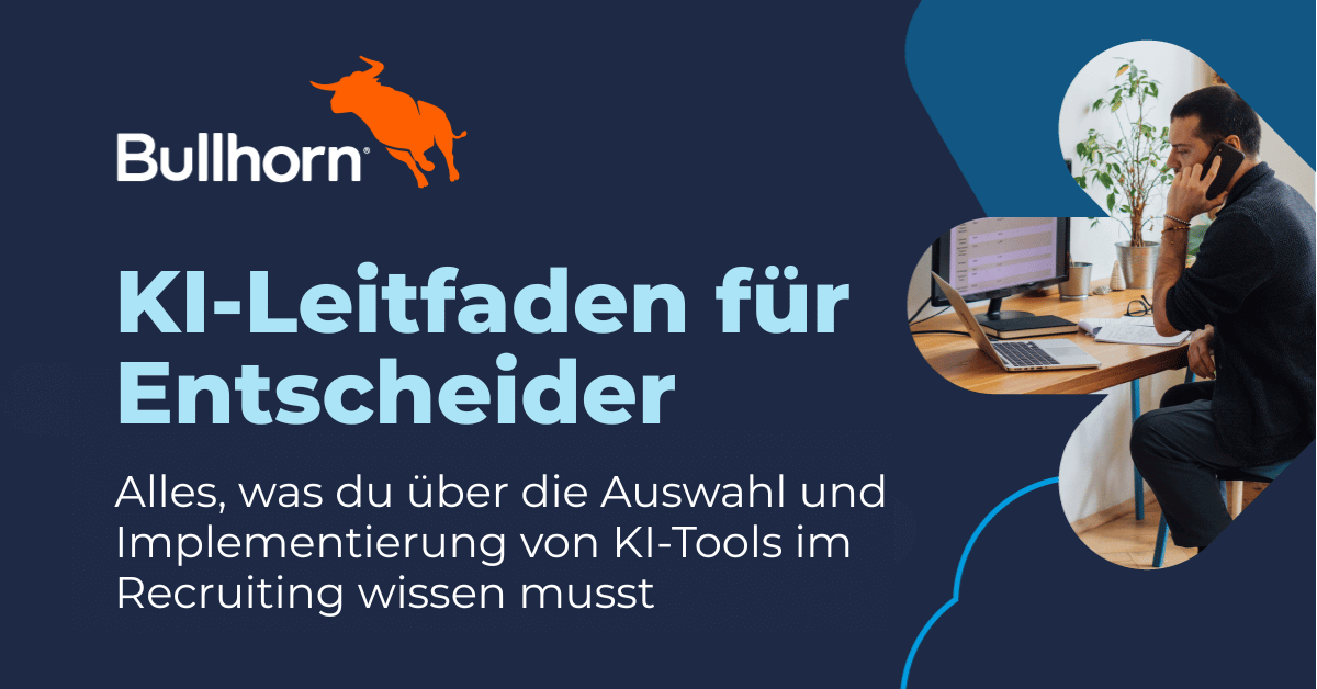 Bullhorn Logo und Titel „KI-Leitfaden für Entscheider“ neben einem Recruiter am Schreibtisch mit Laptop, Monitor und Smartphone.