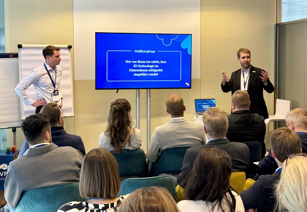 Roman Vonderhecken und Gregor Gericke beim Vortrag GVP Thementage Personalvermittlung & Recruiting 2025