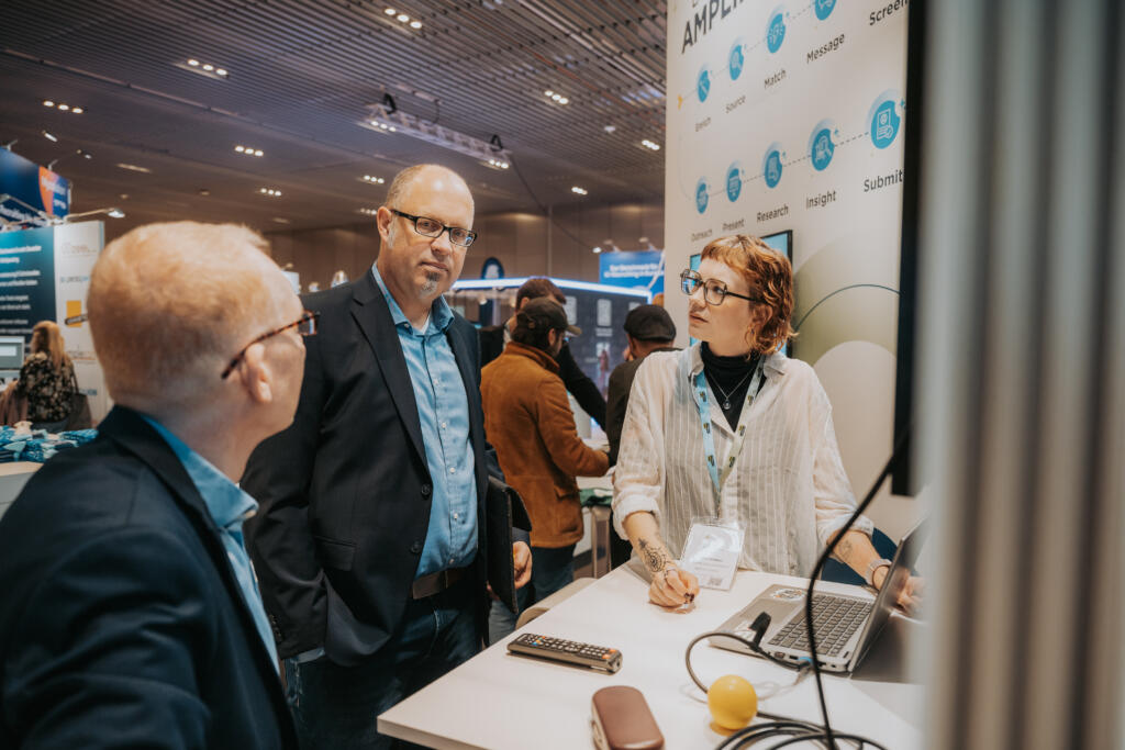 Miriam Schlüter am Bullhorn-Stand der STAFFINGpro 2025 mit zwei Kunden im Gespräch