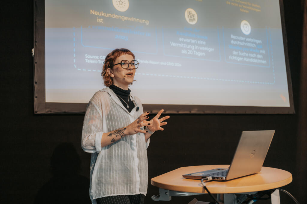 Miriam Schlüter bei Ihrem Vortrag auf der STAFFINgpro 2025