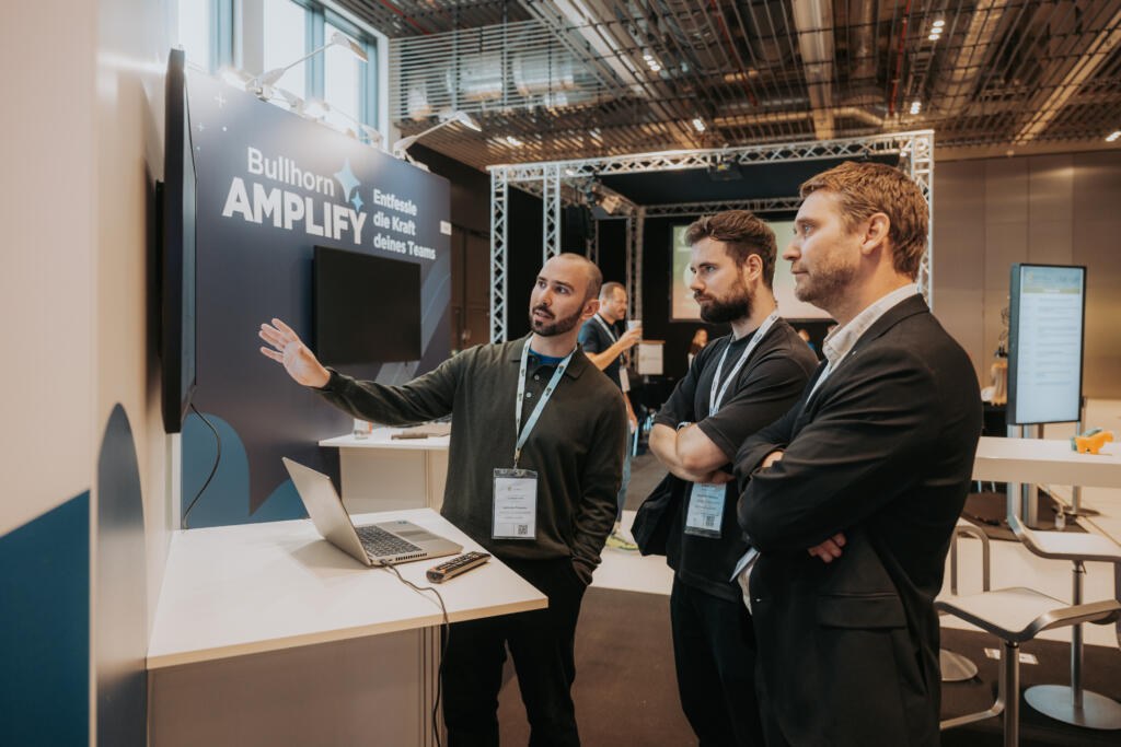 Svetoslav Stoyanov beim Meet-up am Bullhorn Stand mit zwei anderen Personen