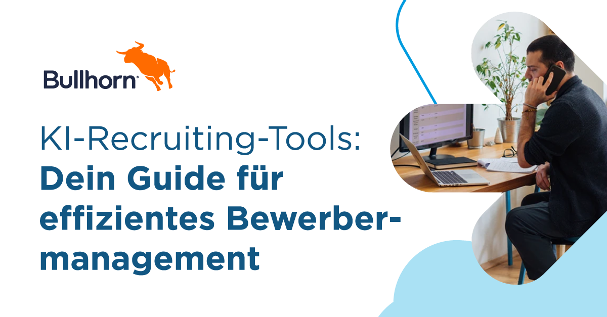 Ein Mann sitzt telefonierend an einem Schreibtisch vor einem Monitor. Links daneben steht das Bullhorn-Logo über dem Text „KI-Recruiting-Tools: Dein Guide für effizientes Bewerbermanagement“. Die Grafik bewirbt strategische Ansätze für KI-Recruiting-Software.