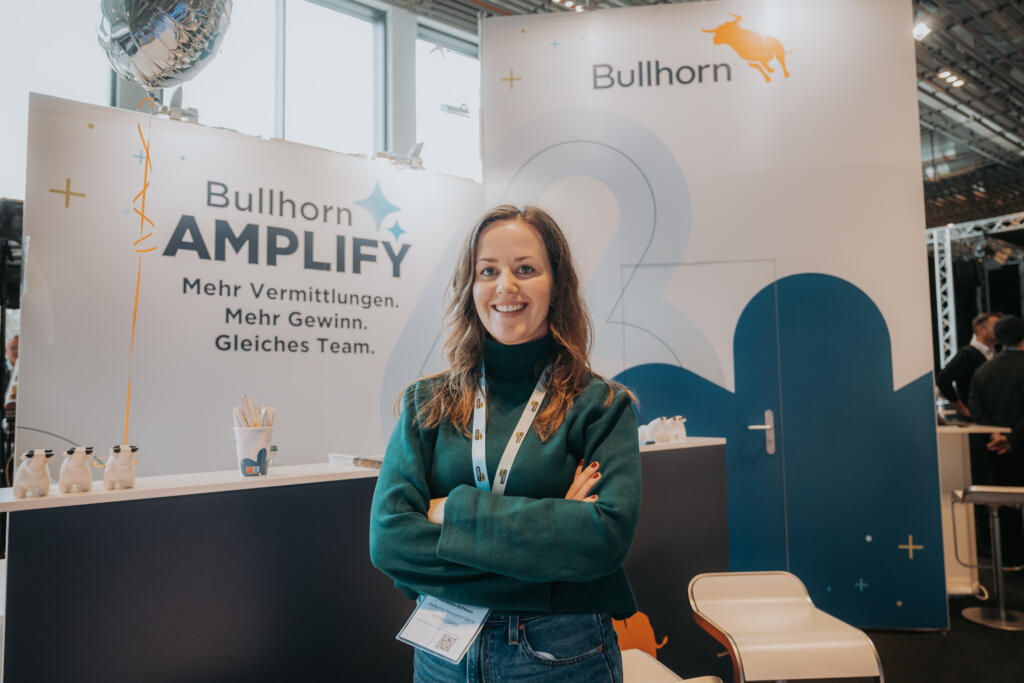 Alelxandra Hofmann vor dem Bullhorn Stand