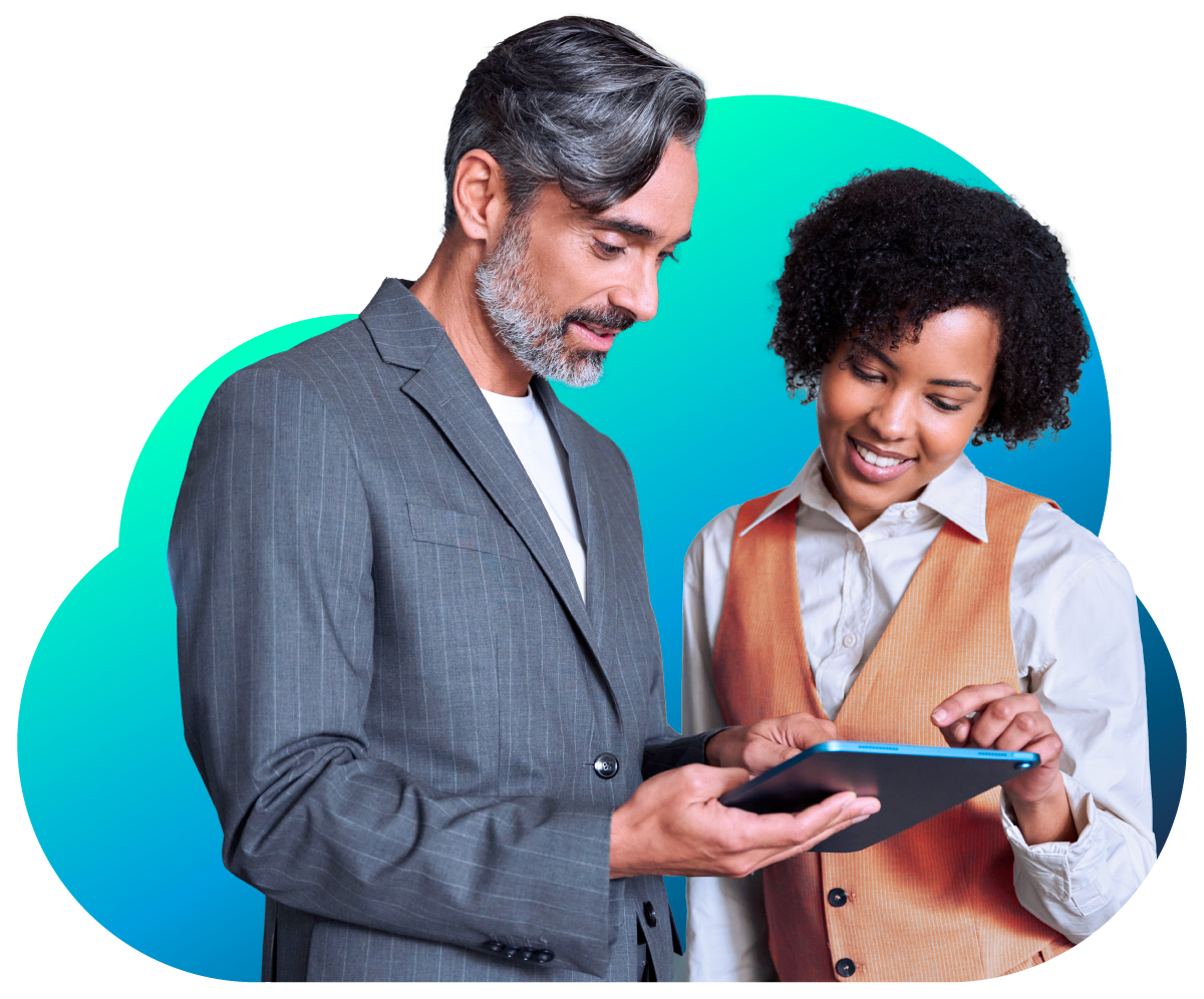 Een man en een vrouw met een tablet voor een wolk met een blauw-groene kleurovergang, wat staat voor het gebruiksgemak van Bullhorn, de beste CRM-software voor recruitmentbureaus.