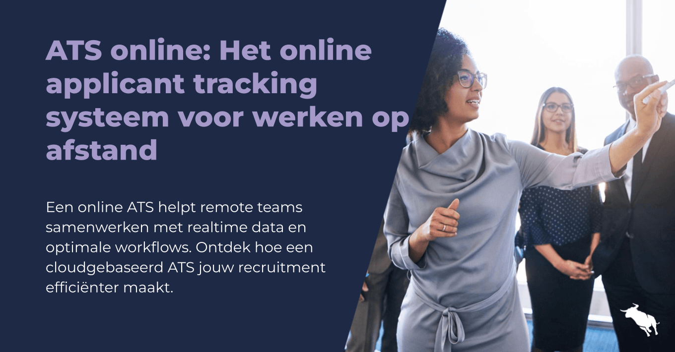 Afbeelding van een zakelijke meeting waarin een vrouw met een stift wijst naar een bord (buiten beeld), terwijl collega's toekijken. Op de donkere, blauw-paarse achtergrond staat de tekst: 'ATS online: Het online applicant tracking systeem voor werken op afstand'. De begeleidende tekst onderstreept dat een online ATS remote teams helpt met realtime data en optimale workflows.
