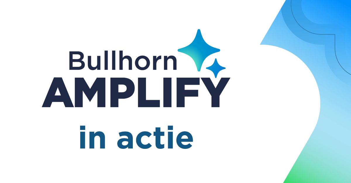 Het logo van Bullhorn Amplify met daarnaast de tekst 'in actie' tegen een witte achtergrond. De afbeelding toont blauwe ster-iconen en een blauw-groen grafisch kleurverloop dat past bij de branding van deze AI-recruitmentsoftware.