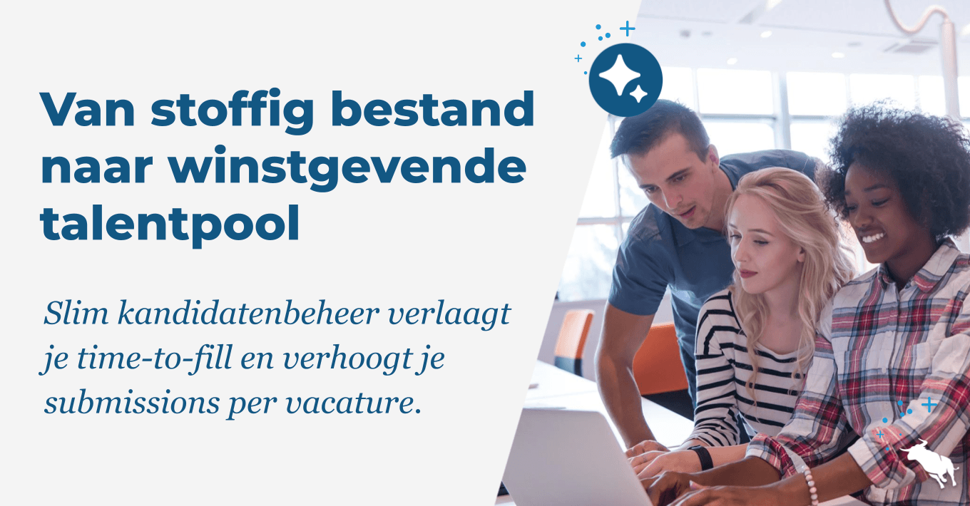 Drie collega's kijken samen naar een laptop in een licht kantoor, met overlaytekst over kandidatenbeheer voor uitzendbureaus.