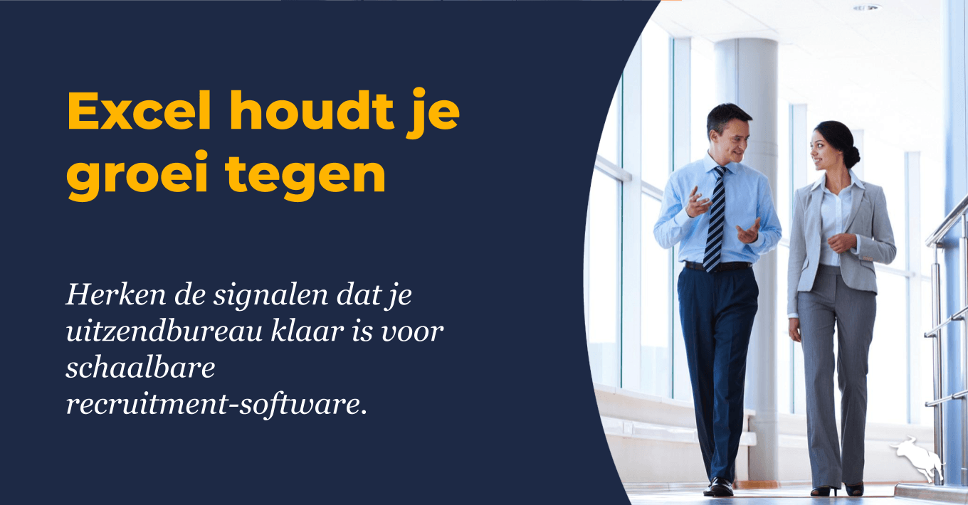 Twee collega's in zakelijke kleding lopen pratend door een lichte kantoorgang, met overlaytekst over recruitment-software voor uitzendbureaus.