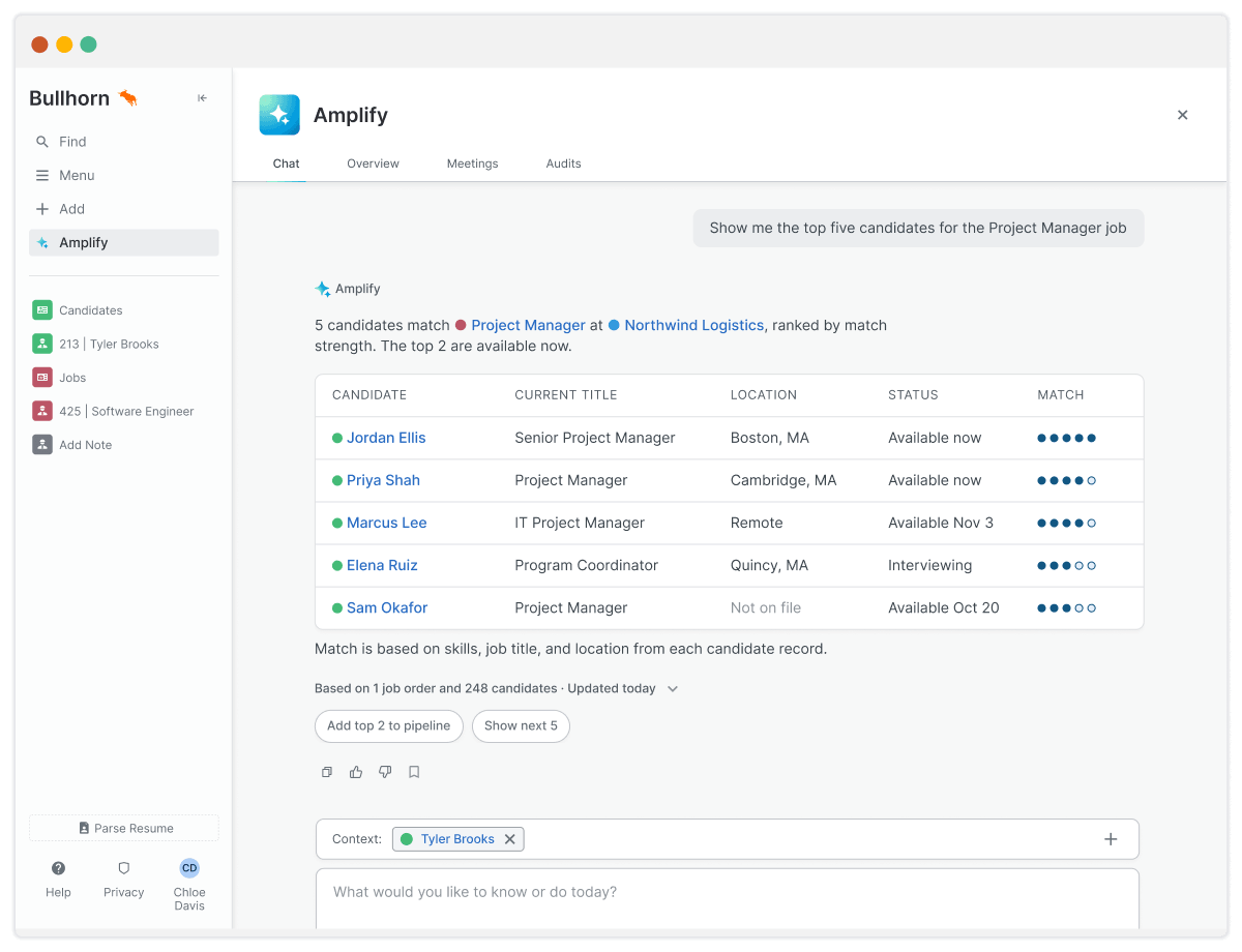 Bullhorn-Softwareoberfläche für ein erstklassiges Bewerbermanagement- und CRM-System; zu sehen ist die Amplify-AI-Chat-Funktion mit Suchergebnissen für Kandidaten, sortiert nach Übereinstimmungsgrad für eine Position als Projektmanager.